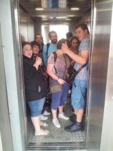 Allemaal samen in de lift, alleen de begeleiding kan er niet meer bij...